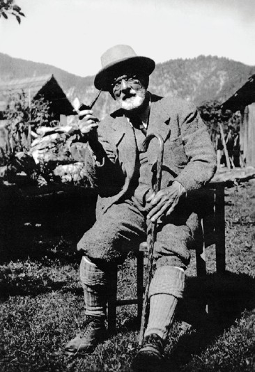Didascalia foto: Julius Kugy fotografato a Valbruna, 1936 © Associazione CAI XXX Ottobre, Trieste