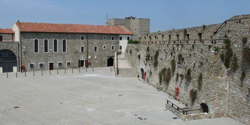 Cortile delle Milizie e la Casa del Capitano